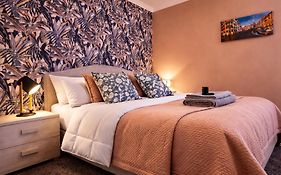 Mari&Lucio Bright Rome Apartment Sleeps 4 near Metro Basilica San Paolo- 4 Stops to Colosseum- Wi-Fi AC